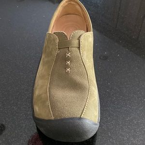 Beautiful comfortable olive green keen slip on’s. So soft and comfy. Never worn.